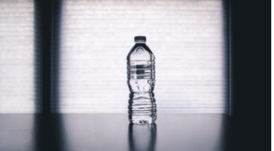 Chaque bouteille d’eau minérale contient 240 000 fragments de nanoplastique, suffisamment pour les risques sanitaires d’après l’Université de Columbia